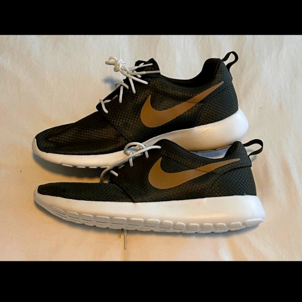 Brand New Nike Sneakers Size 8.5 Mens